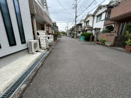 ���{�Q����s���q1���ڂ̒��È�ˌ��Ă̑O�ʓ��H�܂ތ��n�ʐ^