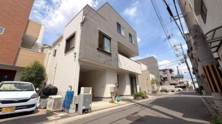 ���{���s��������1���ڂ̒��È�ˌ��Ă̑O�ʓ��H�܂ތ��n�ʐ^