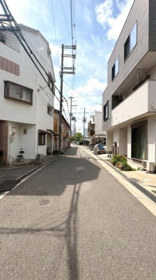 ���{���s��������1���ڂ̒��È�ˌ��Ă̑O�ʓ��H�܂ތ��n�ʐ^