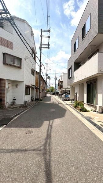 ���{���s��������1���ڂ̒��È�ˌ��Ă̑O�ʓ��H�܂ތ��n�ʐ^