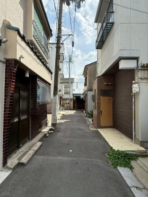 ���{���s�����ߋ�3���ڂ̒��Ãe���X�n�E�X�̑O�ʓ��H�܂ތ��n�ʐ^