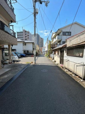 ���{�����s����]1���ڂ̒��È�ˌ��Ă̑O�ʓ��H�܂ތ��n�ʐ^