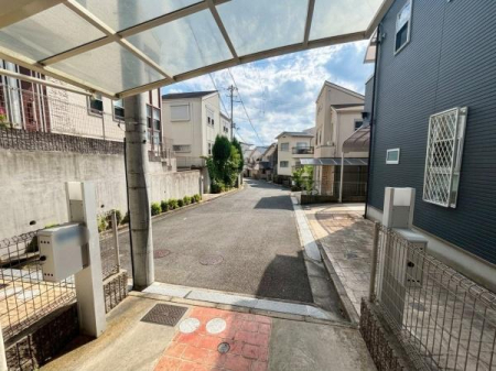 ���{�����s�R�蒬�̒��È�ˌ��Ă̑O�ʓ��H�܂ތ��n�ʐ^