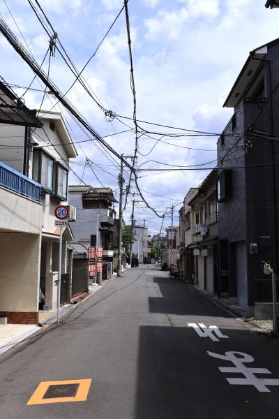 ���{���s���Z�g�擒��4���ڂ̒��È�ˌ��Ă̑O�ʓ��H�܂ތ��n�ʐ^