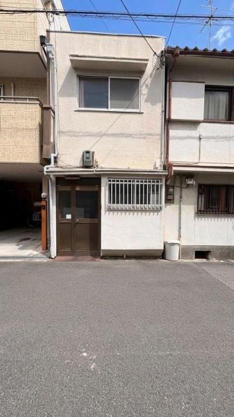 ���{���s����撆��6���ڂ̒��Ãe���X�n�E�X�̌��n�O�ώʐ^