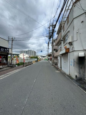 ���{��^�s����4���ڂ̒��È�ˌ��Ă̑O�ʓ��H�܂ތ��n�ʐ^