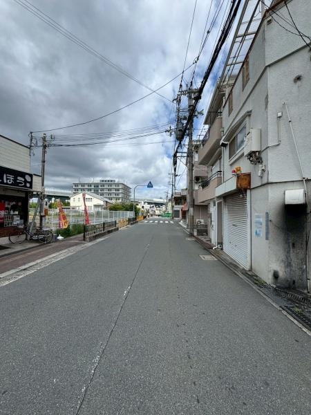 ���{��^�s����4���ڂ̒��È�ˌ��Ă̑O�ʓ��H�܂ތ��n�ʐ^