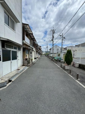 ���{��^�s����4���ڂ̒��È�ˌ��Ă̑O�ʓ��H�܂ތ��n�ʐ^