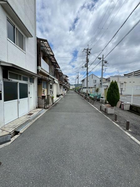 ���{��^�s����4���ڂ̒��È�ˌ��Ă̑O�ʓ��H�܂ތ��n�ʐ^