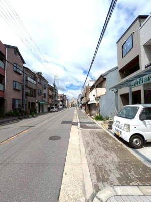 ���{���s�����c��3���ڂ̐V�z��ˌ��Ă̑O�ʓ��H�܂ތ��n�ʐ^