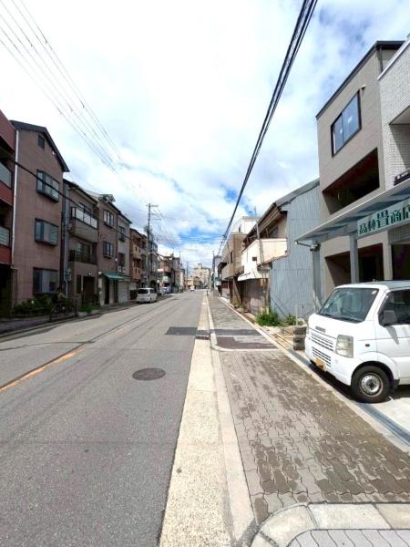 ���{���s�����c��3���ڂ̐V�z��ˌ��Ă̑O�ʓ��H�܂ތ��n�ʐ^