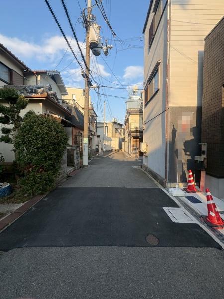 ���{��^�s�����̒��È�ˌ��Ă̑O�ʓ��H�܂ތ��n�ʐ^