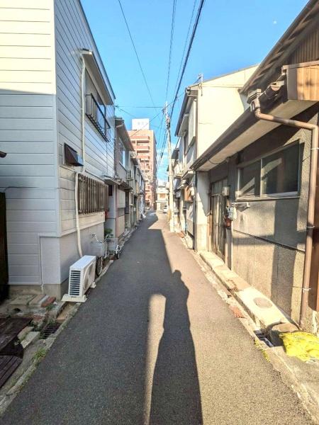 ���{���s����搶�쐼4���ڂ̓y�n�̑O�ʓ��H�܂ތ��n�ʐ^