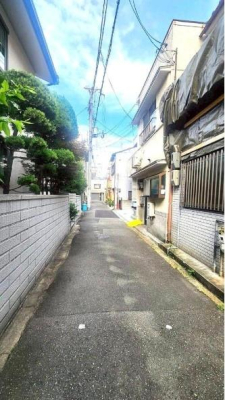 ���{���s����撆�쐼1���ڂ̒��È�ˌ��Ă̑O�ʓ��H�܂ތ��n�ʐ^