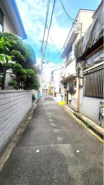 ���{���s����撆�쐼1���ڂ̒��È�ˌ��Ă̑O�ʓ��H�܂ތ��n�ʐ^