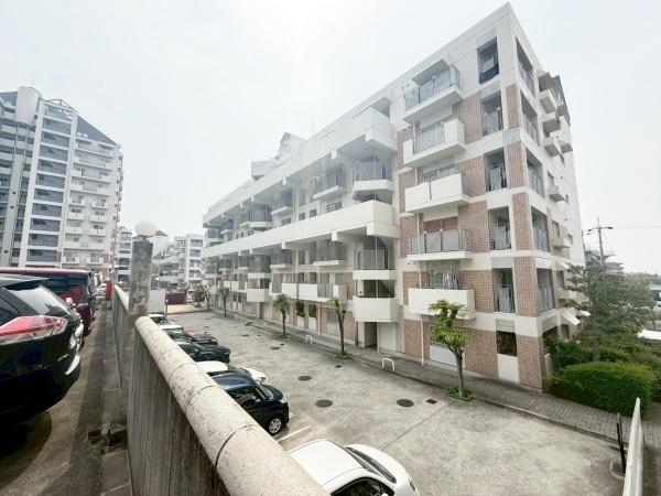 大阪府豊中市東泉丘4丁目 1-6の中古マンションの現地外観写真