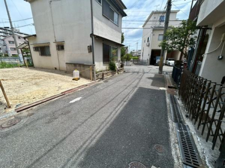 ���{�Q����s����2���ڂ̓y�n�̑O�ʓ��H�܂ތ��n�ʐ^