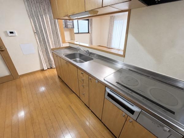 ���Ɍ����s���P���̒��È�ˌ��ẴL�b�`��