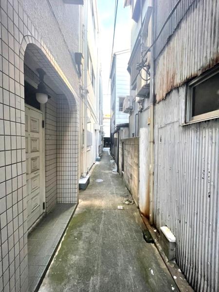 ���{���s�����ߋ�4���ڂ̒��È�ˌ��Ă̑O�ʓ��H�܂ތ��n�ʐ^