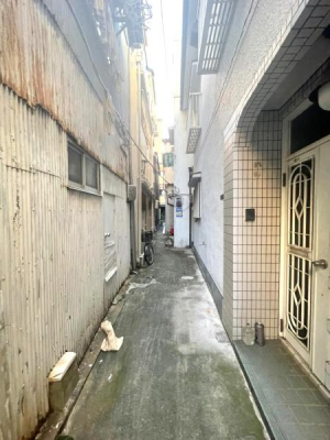 ���{���s�����ߋ�4���ڂ̒��È�ˌ��Ă̑O�ʓ��H�܂ތ��n�ʐ^