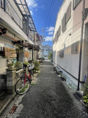 ���{����s����4���ڂ̒��Ãe���X�n�E�X�̑O�ʓ��H�܂ތ��n�ʐ^